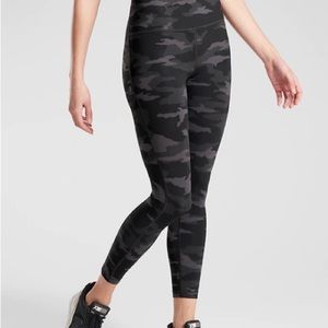 Athleta Ultimate Stash Pocket Camo 7/8 Tight